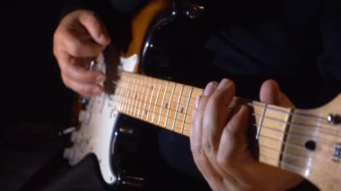 Stüdyoda gitar çalan müzisyen.