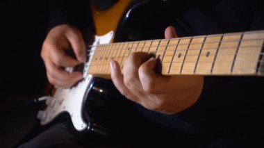Stüdyoda gitar çalan müzisyen.