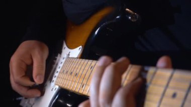 Stüdyoda gitar çalan müzisyen.