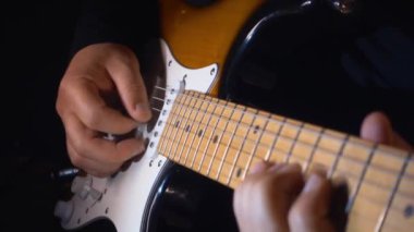 Stüdyoda gitar çalan müzisyen.