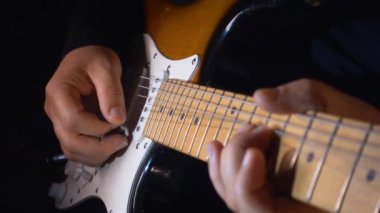 Stüdyoda gitar çalan müzisyen.