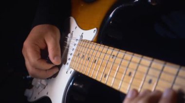 Stüdyoda gitar çalan müzisyen.