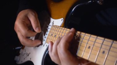 Stüdyoda gitar çalan müzisyen.