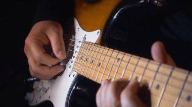 Stüdyoda gitar çalan müzisyen.