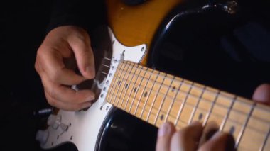 Stüdyoda gitar çalan müzisyen.