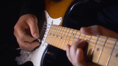 Stüdyoda gitar çalan müzisyen.