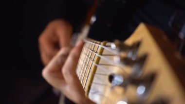 Stüdyoda gitar çalan müzisyen.