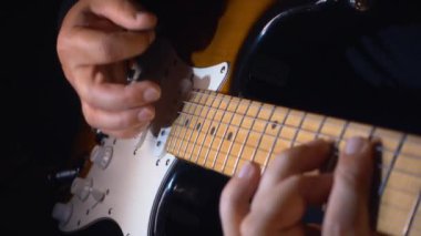 Stüdyoda gitar çalan müzisyen.