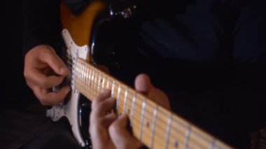 Stüdyoda gitar çalan müzisyen.