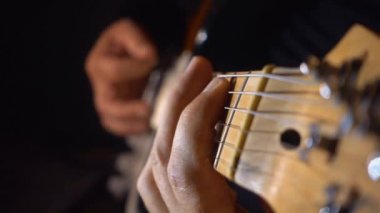 Stüdyoda gitar çalan müzisyen.