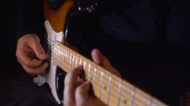 Stüdyoda gitar çalan müzisyen.