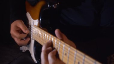 Stüdyoda gitar çalan müzisyen.