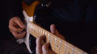 Stüdyoda gitar çalan müzisyen.