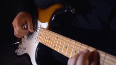 Stüdyoda gitar çalan müzisyen.
