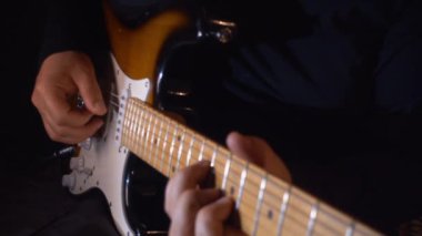 Stüdyoda gitar çalan müzisyen.