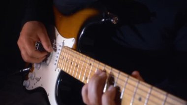 Stüdyoda gitar çalan müzisyen.