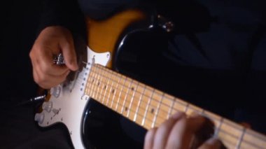 Stüdyoda gitar çalan müzisyen.