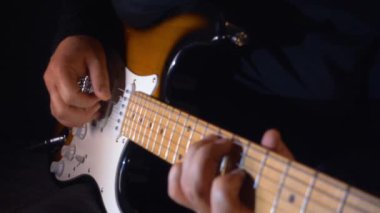 Stüdyoda gitar çalan müzisyen.