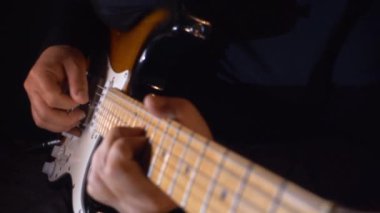 Stüdyoda gitar çalan müzisyen.