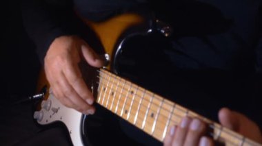 Stüdyoda gitar çalan müzisyen.