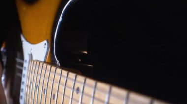 Stüdyoda gitar çalan müzisyen.