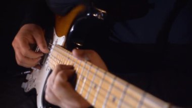 Stüdyoda gitar çalan müzisyen.