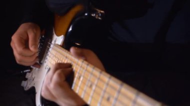 Stüdyoda gitar çalan müzisyen.