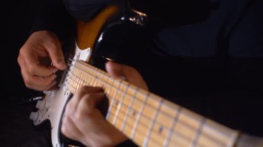 Stüdyoda gitar çalan müzisyen.
