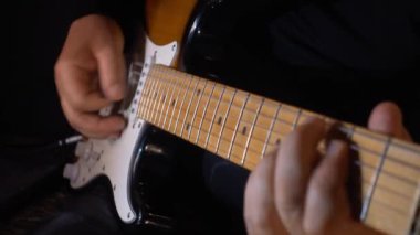 Stüdyoda gitar çalan müzisyen.