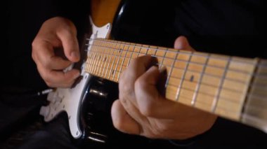 Stüdyoda gitar çalan müzisyen.