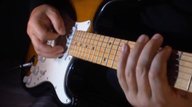 Stüdyoda gitar çalan müzisyen.