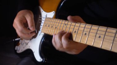 Stüdyoda gitar çalan müzisyen.