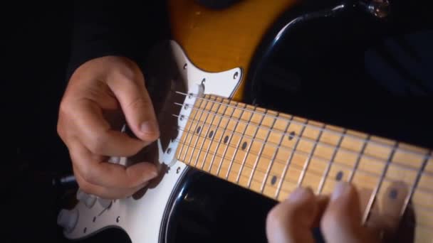 Музикант Грає Гітарі Студії — стокове відео
