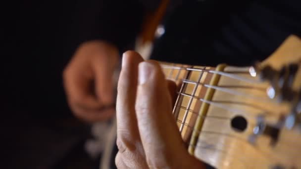 Musiker Spielt Gitarre Studio — Stockvideo