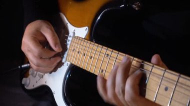 Stüdyoda gitar çalan müzisyen.