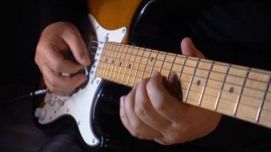 Stüdyoda gitar çalan müzisyen.