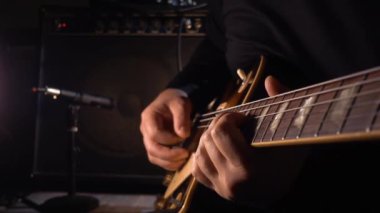 Stüdyoda gitar çalan müzisyen.