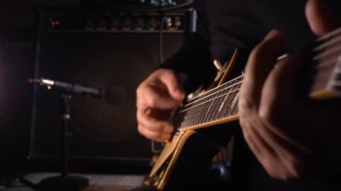 Stüdyoda gitar çalan müzisyen.