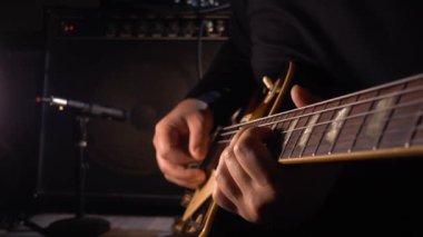 Stüdyoda gitar çalan müzisyen.