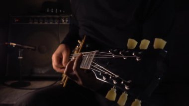 Stüdyoda gitar çalan müzisyen.