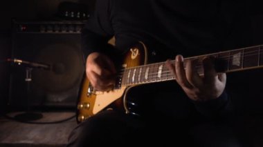 Stüdyoda gitar çalan müzisyen.