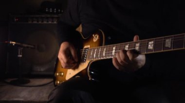 Stüdyoda gitar çalan müzisyen.