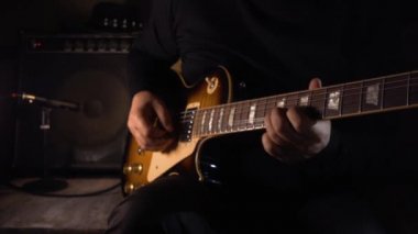 Stüdyoda gitar çalan müzisyen.