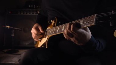 Stüdyoda gitar çalan müzisyen.