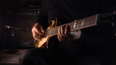 Stüdyoda gitar çalan müzisyen.