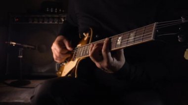 Stüdyoda gitar çalan müzisyen.