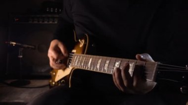 Stüdyoda gitar çalan müzisyen.