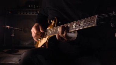 Stüdyoda gitar çalan müzisyen.