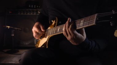 Stüdyoda gitar çalan müzisyen.