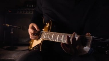 Stüdyoda gitar çalan müzisyen.